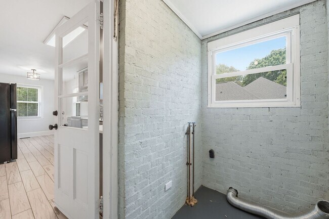 Building Photo - Beautifully Updated 3BR Home in an Established Burlington Neighborhood