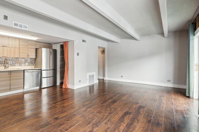 Building Photo - Stunningly Updated 1bed 1bath Townhome wit...