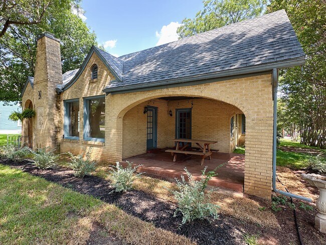 Building Photo - 2726 Sanger Ave
