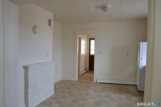 Building Photo - 835 Bank St