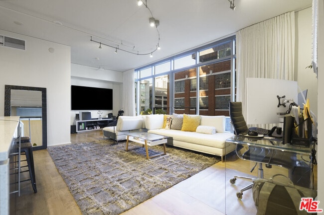 Building Photo - 1100 S Hope St