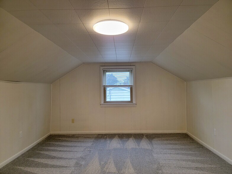 Building Photo - 902 Maple Ln