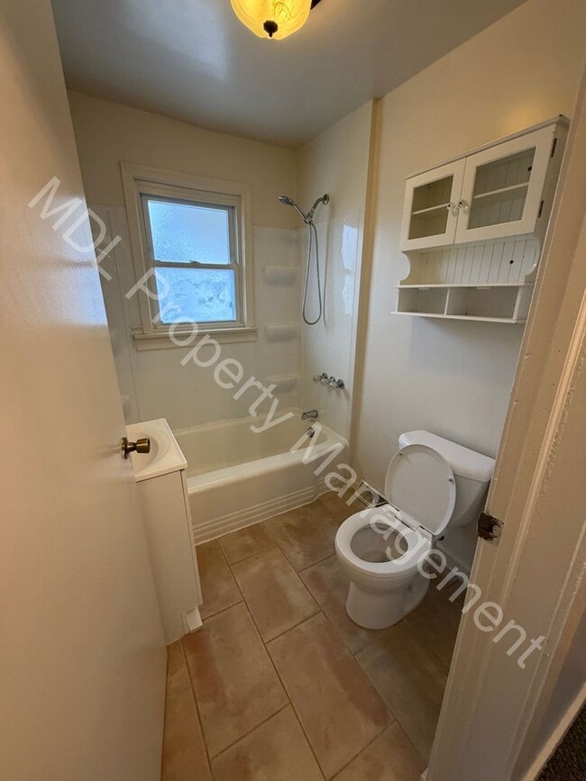 Building Photo - Adorable 2 Bedroom Home with 2nd Level and a Garage!!