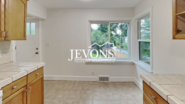 Building Photo - Beautiful single-family home in Seattle