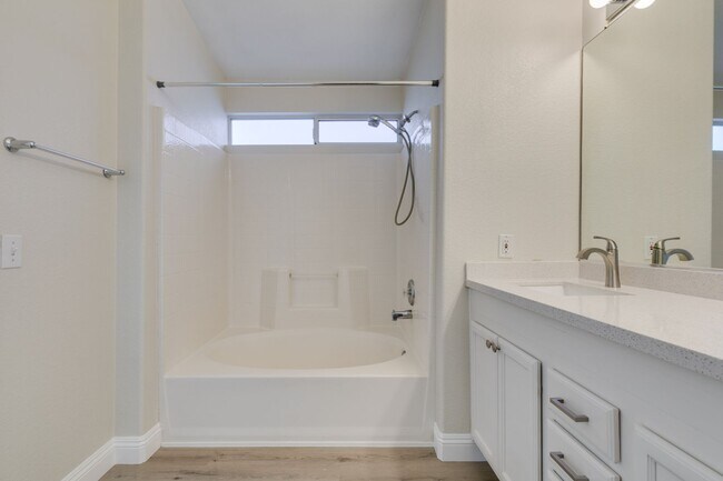 Building Photo - Stunning 3 bedroom, 2 bathroom house located in Silverado Ranch.