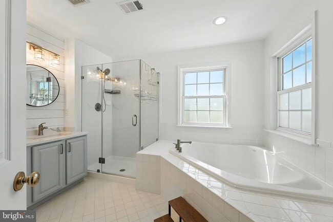 Building Photo - 3363 Beechcliff Dr