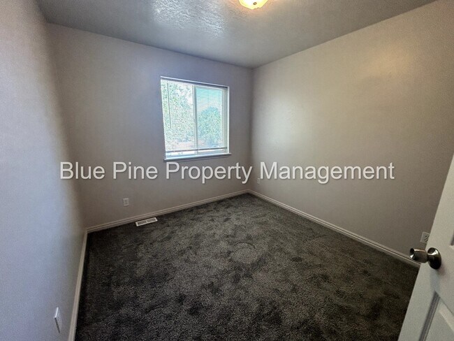 Building Photo - 648 E Poplar St