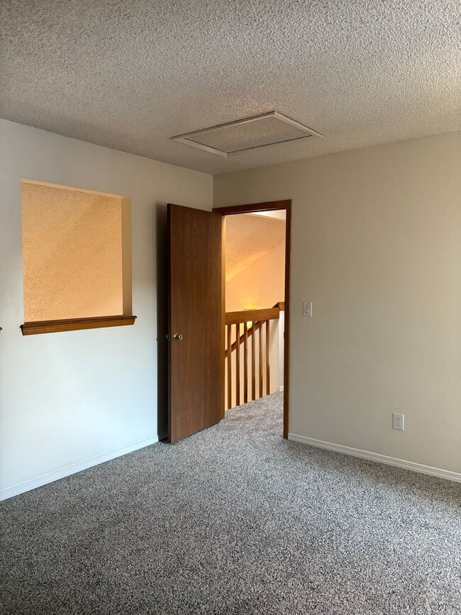 Building Photo - 1 Bedroom 1 Bath Townhome with Garage Parking in Village Seven