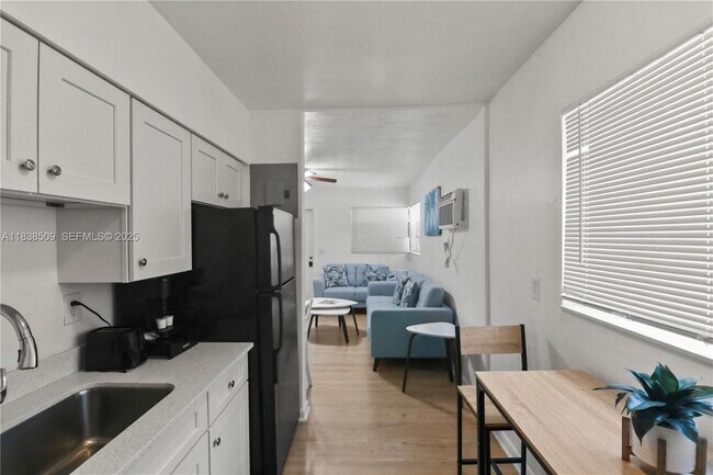 Building Photo - 717 SW 13th Ave