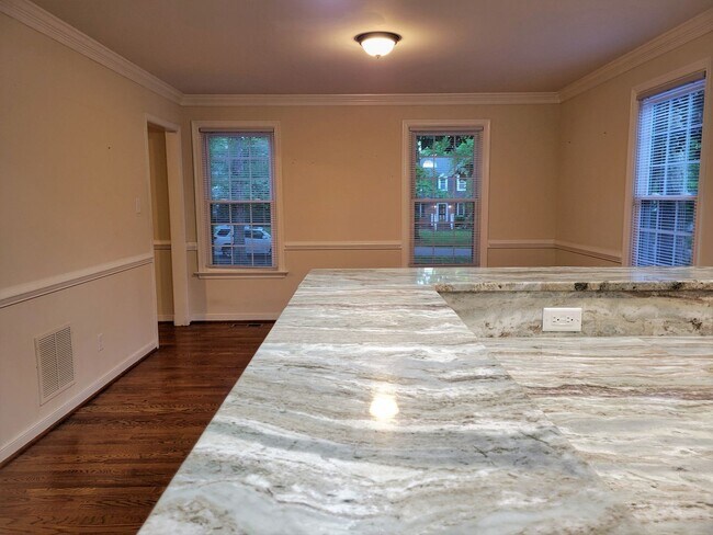 Building Photo - Huge 5 bedroom upgraded Colonial with larg...