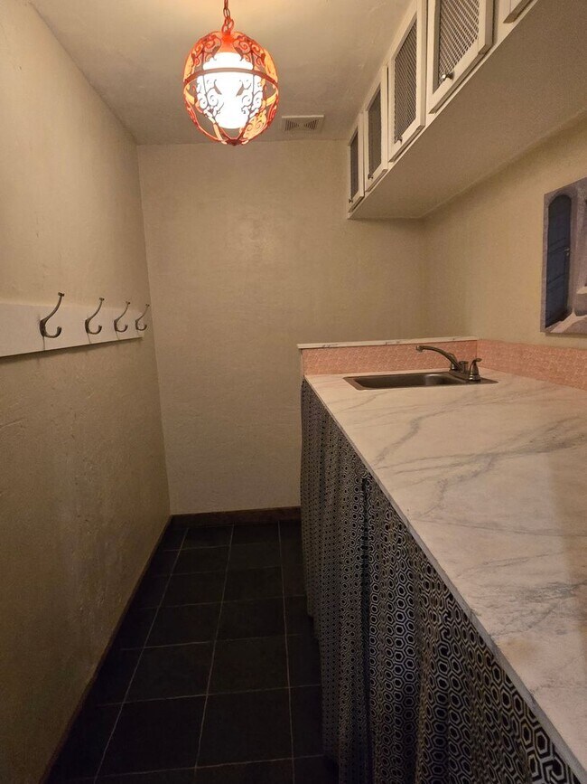 Building Photo - Beautiful two story, 3 bed, 1 full bath, 2...