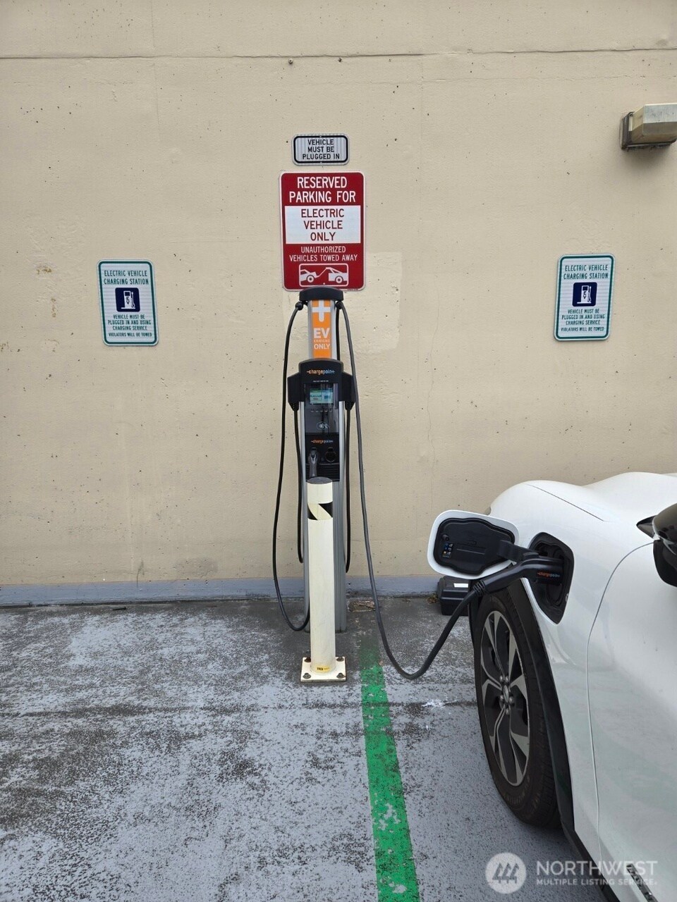 Building Photo - 4540 8th Ave NE