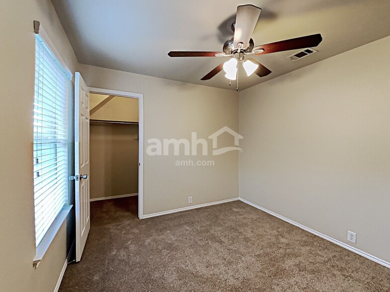 Building Photo - 3002 Marigold Dr