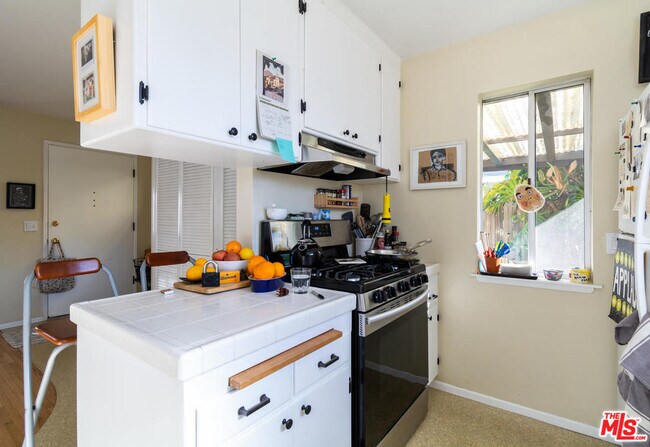 Building Photo - 2431 Walgrove Ave