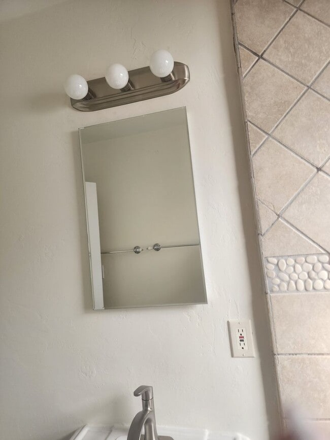 Building Photo - Private 2 bedroom 1 bath home