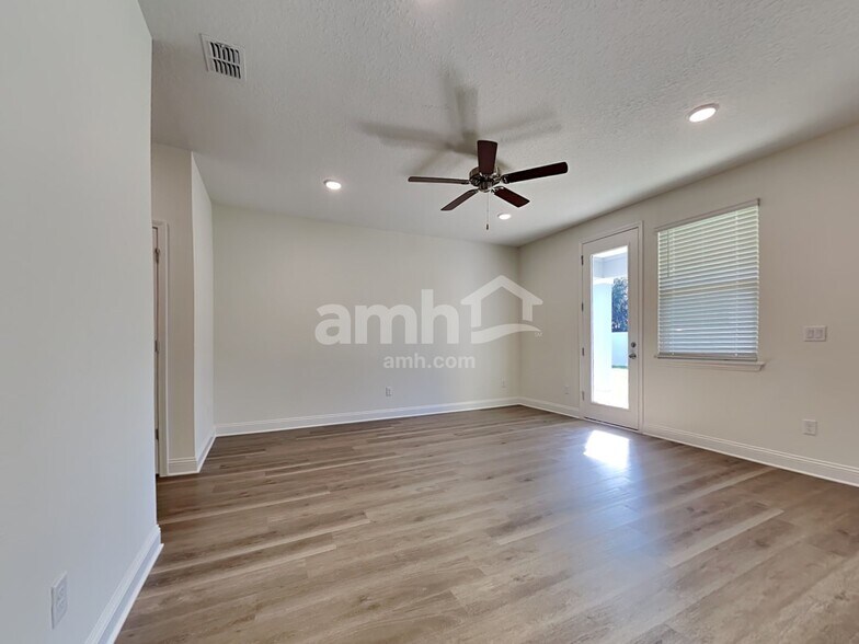 Building Photo - 11667 Hillside Dr