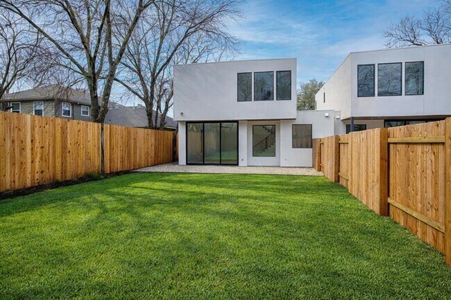 Building Photo - 1704 Kinney Ave