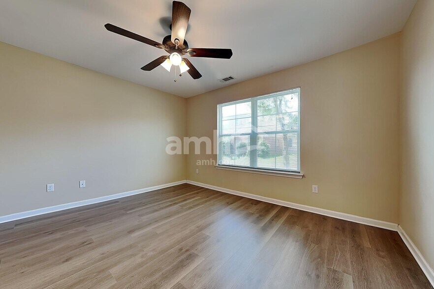 Building Photo - 10185 Sorrento Pl