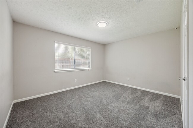 Building Photo - 15974 Knolls Lodge Dr