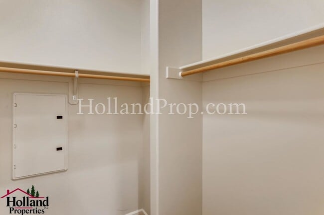 Building Photo - Wonderful 3 Story Condo in Hillsboro!