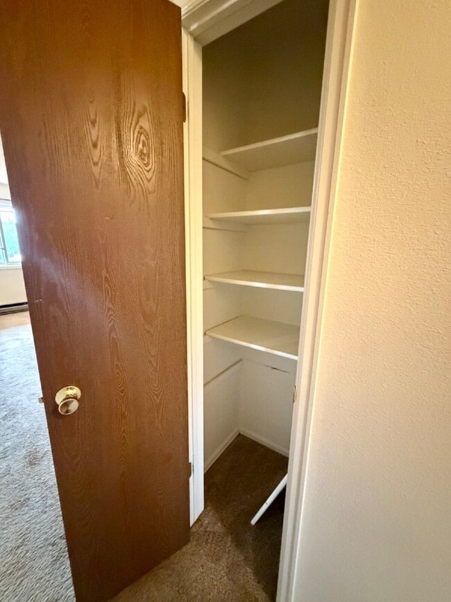 Building Photo - Main level two bedroom, one bathroom close to Greenway!