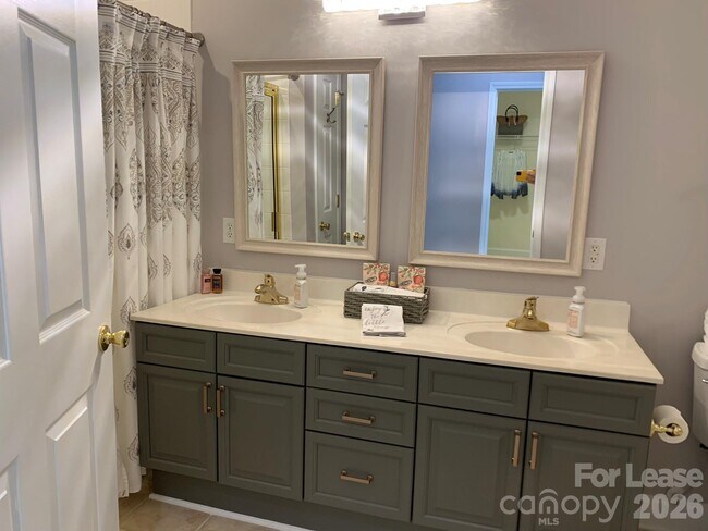 Building Photo - 9033 Rosalyn Glen Rd