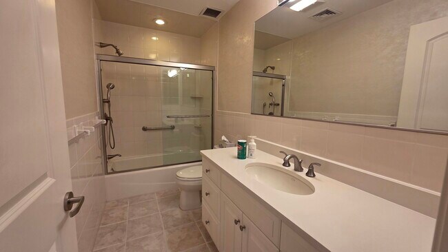 Building Photo - 910 W Roxbury Pkwy