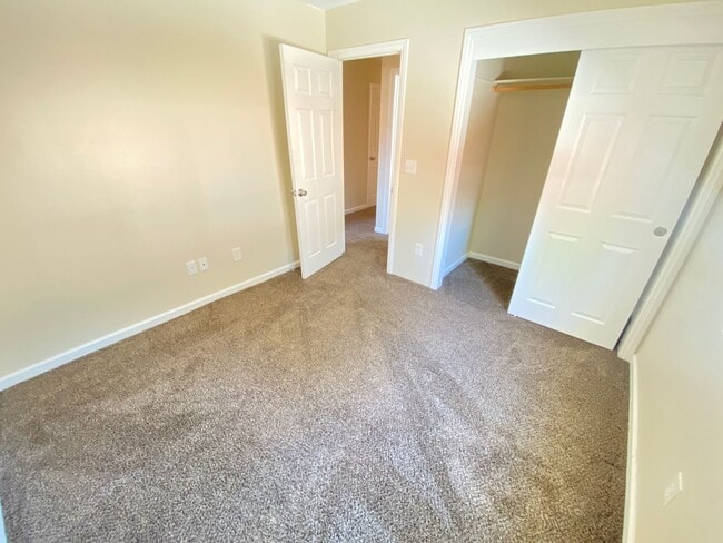 Building Photo - Modern 3-bedroom, 2-bath apartment