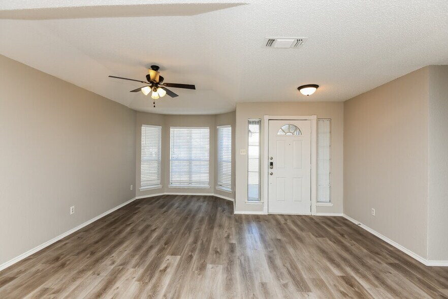 Building Photo - 4648 Feathercrest Dr