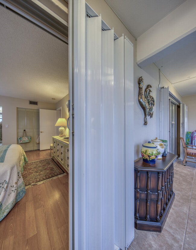 Building Photo - 2728 Garden Dr N