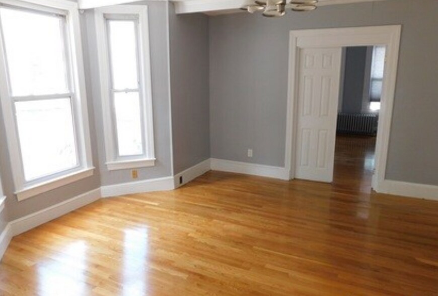 Building Photo - 168 River St