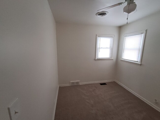 Building Photo - Affordable 2-Bedroom Gem in Flint – Detach...