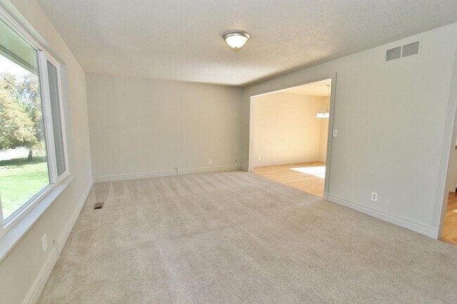 Building Photo - Spacious Home in Quiet Neighborhood