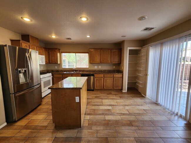 Building Photo - Beautiful former Model Home located near Southern Highlands Golf Club.