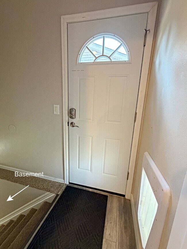 Building Photo - 5-Bedroom Aurora Home with Smart Layout & Private Lower-Level Entrance