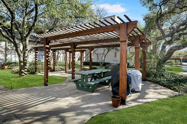 Building Photo - 10580 High Hollows Dr