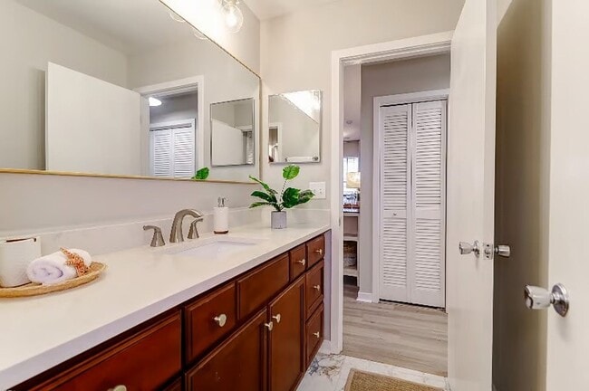 Building Photo - 2BD/2BA Town Home Mount Pleasant Fully Furnished - Available May 1st, 2026