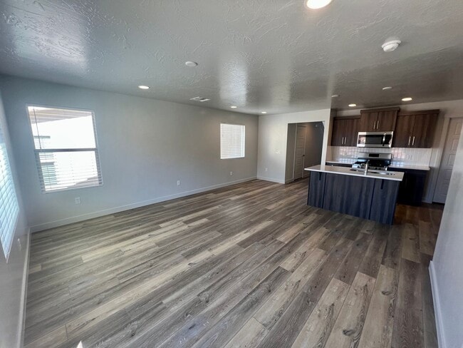 Building Photo - 4 Bedroom Home in Desert Canyons -