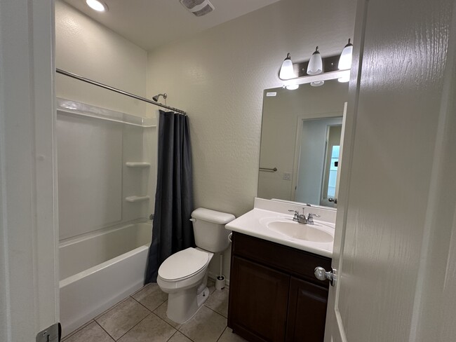 Main Bathroom - 1636 E Jardin Pl