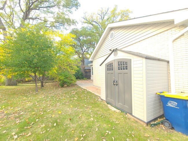 Building Photo - 1206 Lynn Terrace