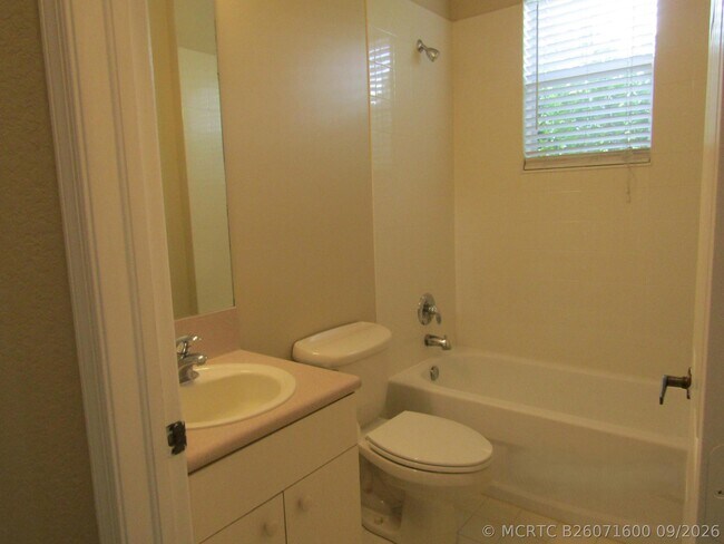 Building Photo - 1756 SW Jamesport Dr
