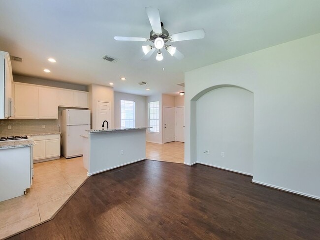 Building Photo - BEAUTIFUL 3 BEDROOM 2 BATH TOWNHOME THAAT ...