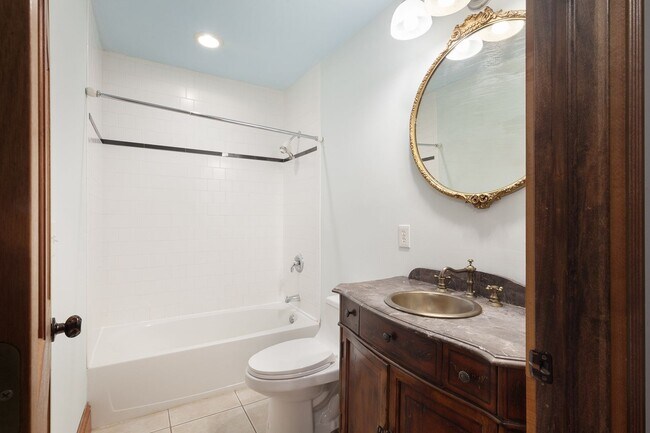 Building Photo - Spacious 6bd/3ba in Grant Park w/ Large Fenced in Backyard & Steps From the Park!