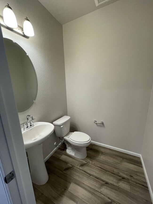 Building Photo - Updated 3 Bedroom Townhome Available July