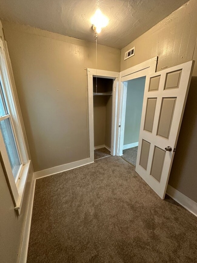 Building Photo - Spacious 5-Bedroom Home with 2 Full Baths, Freshly Rehabbed, Ready to rent