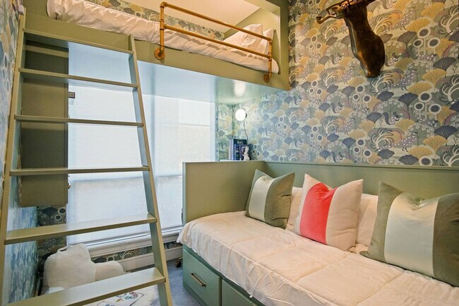 Building Photo - 225 W 1st St