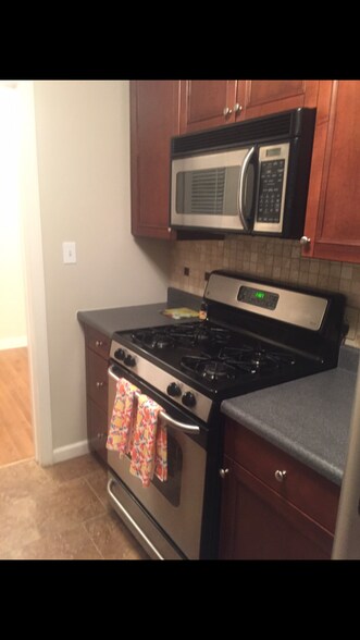 Stainless steel appliances - 4227 Edgewood Plz