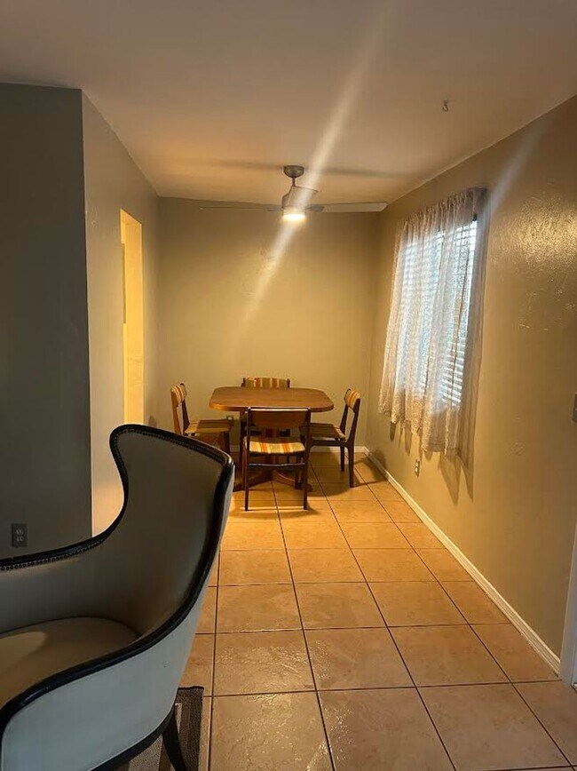 Building Photo - 2 Bedroom Condo with One Car Garage