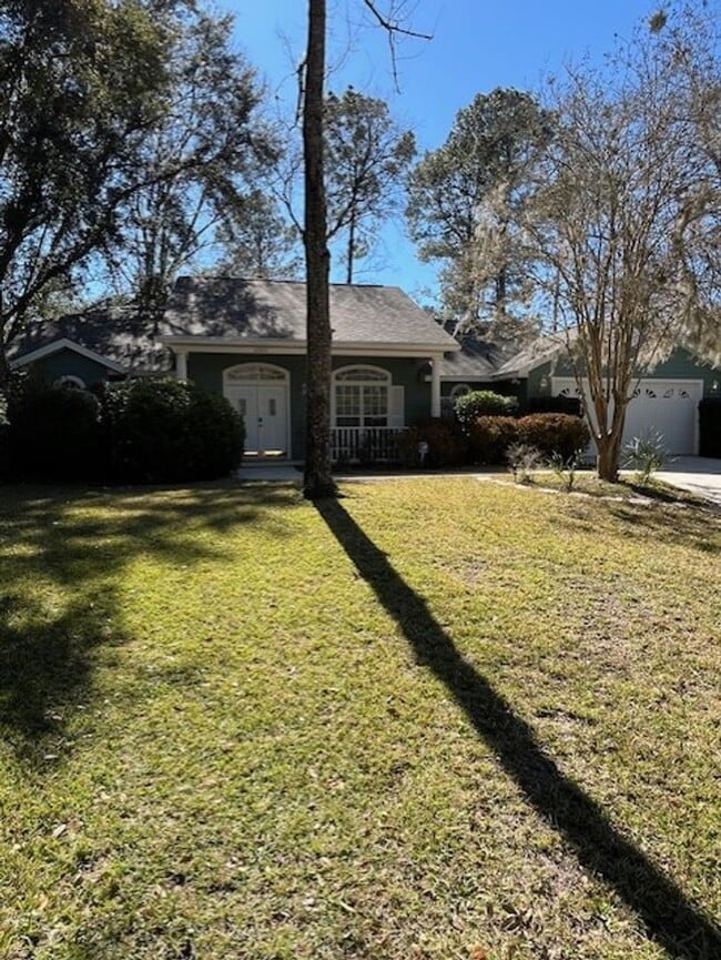 Building Photo - Beautiful and completely Renovated 3/2 fen...