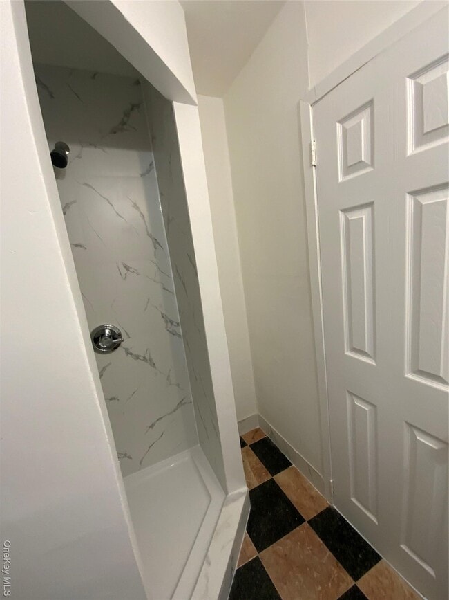 Building Photo - 76 Garden City Ave